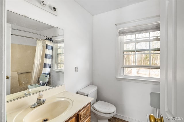 full bathroom with curtained shower, plenty of natural light, vanity, and toilet