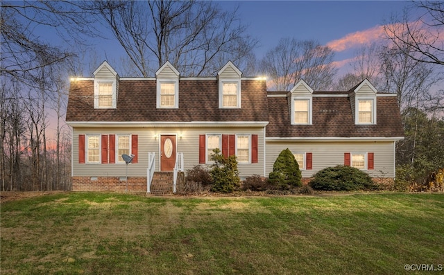 view of front of home featuring crawl space, a shingled roof, and a front yard