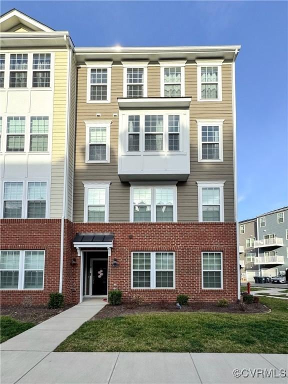 view of property featuring a front yard