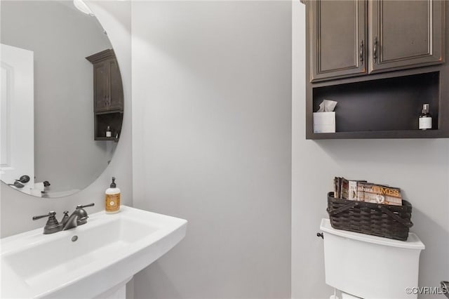 bathroom featuring a sink