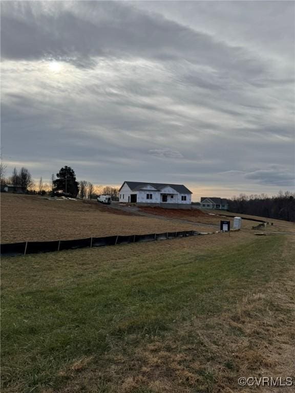 view of yard featuring a rural view