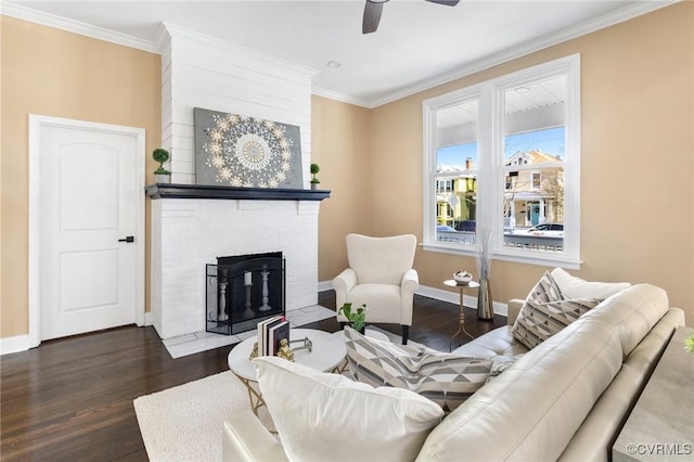 living area with dark wood-style floors, baseboards, and ornamental molding