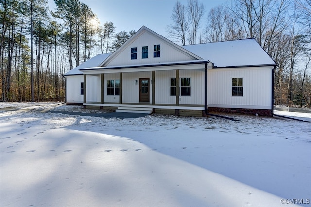 modern inspired farmhouse featuring crawl space and covered porch