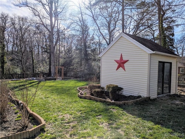 view of yard featuring an outdoor structure