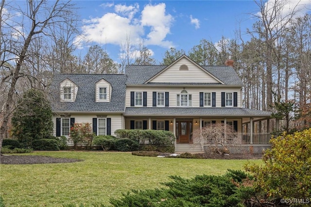 view of front of home featuring a shingled roof, a porch, and a front yard