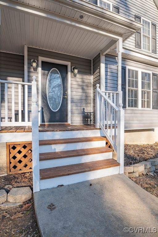 doorway to property with covered porch