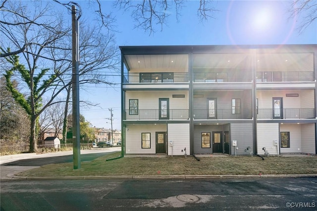 exterior space featuring a front yard