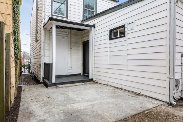 entrance to property with fence