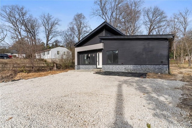 view of front of property with driveway