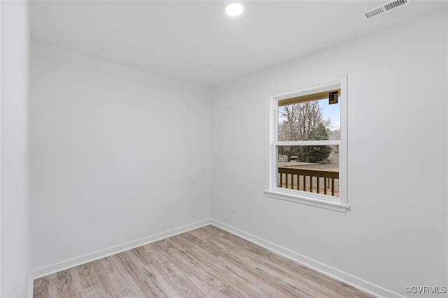 spare room featuring light wood-style flooring, recessed lighting, visible vents, and baseboards