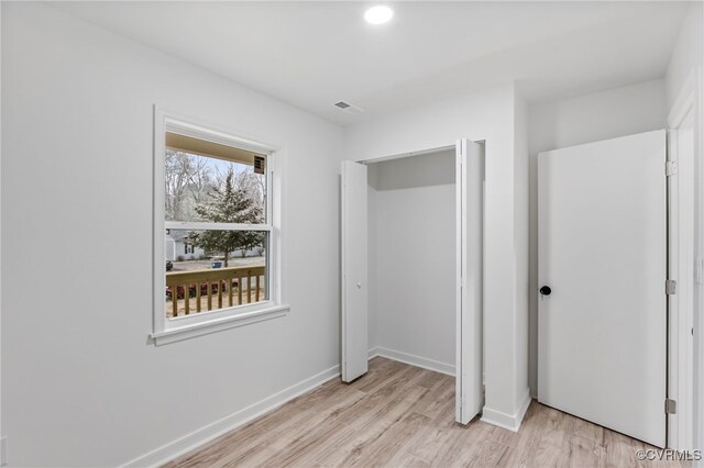 unfurnished bedroom featuring light wood finished floors, baseboards, visible vents, and recessed lighting