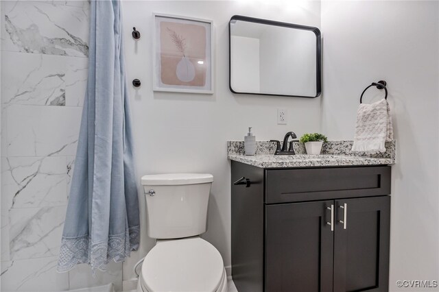 bathroom with toilet, a shower with curtain, and vanity