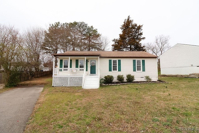 view of front of property featuring crawl space, aphalt driveway, a porch, and a front yard