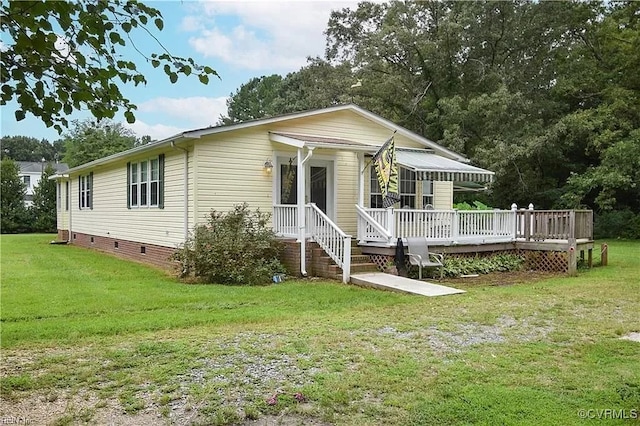 view of front of house featuring crawl space, a deck, and a front lawn