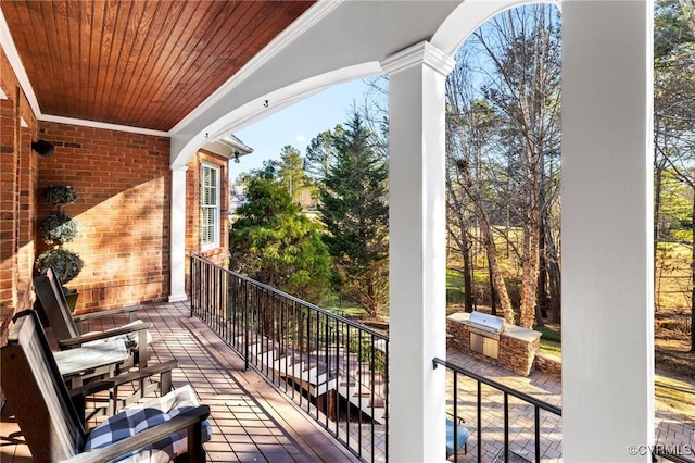 balcony featuring an outdoor kitchen