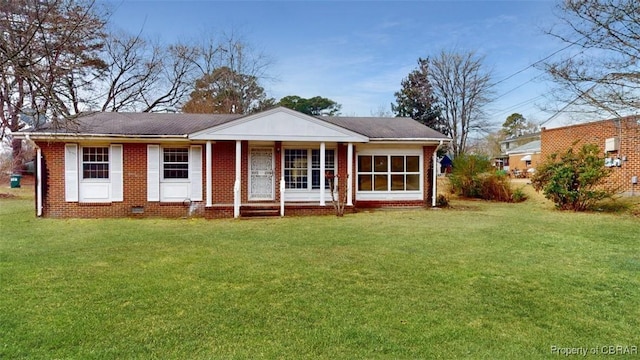 view of front of property featuring crawl space, brick siding, and a front lawn