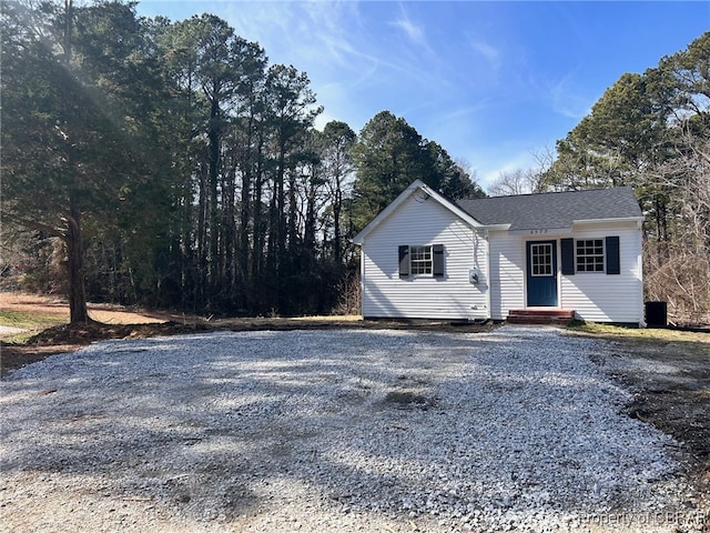 view of front facade featuring driveway