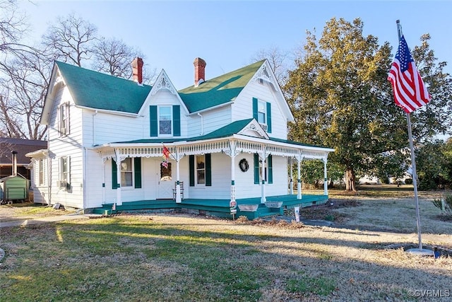 view of front facade featuring a front lawn and a porch