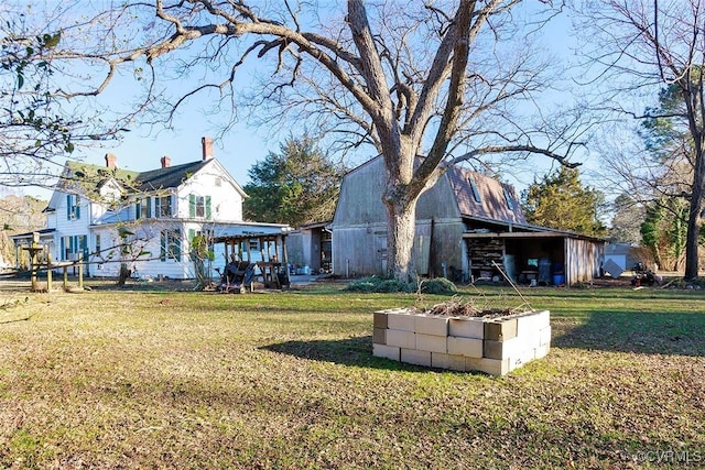 view of yard featuring an outdoor structure and a barn