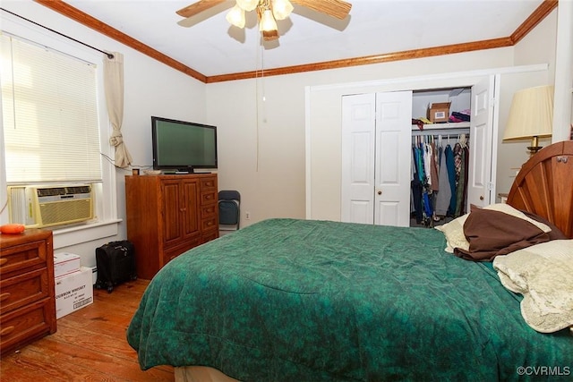 bedroom featuring ceiling fan, a closet, wood finished floors, and crown molding