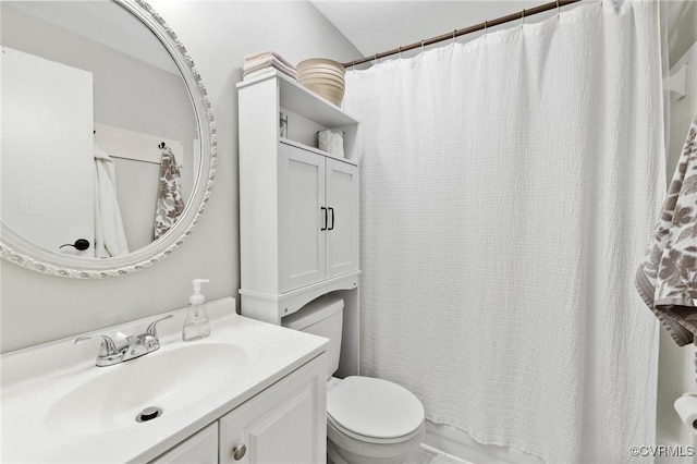 full bathroom featuring curtained shower, vanity, and toilet