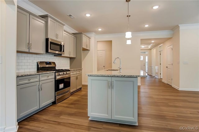 kitchen featuring appliances with stainless steel finishes, visible vents, a sink, and gray cabinetry