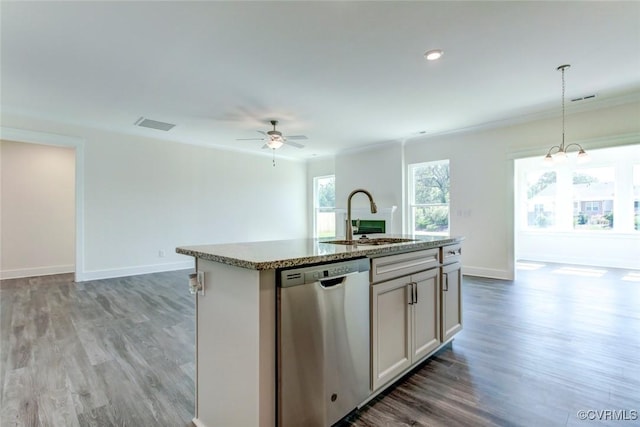 kitchen with a center island with sink, light wood finished floors, open floor plan, a sink, and dishwasher