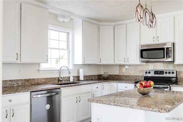 kitchen featuring stainless steel appliances, white cabinetry, a sink, and a textured ceiling