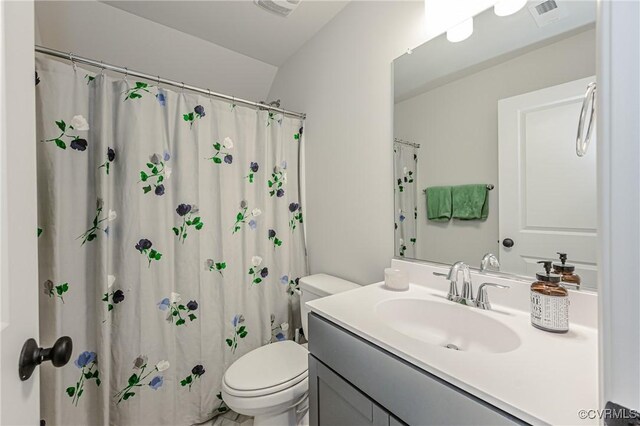 full bathroom featuring toilet, a shower with curtain, visible vents, and vanity