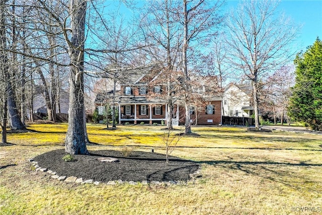 view of front of property featuring a front yard