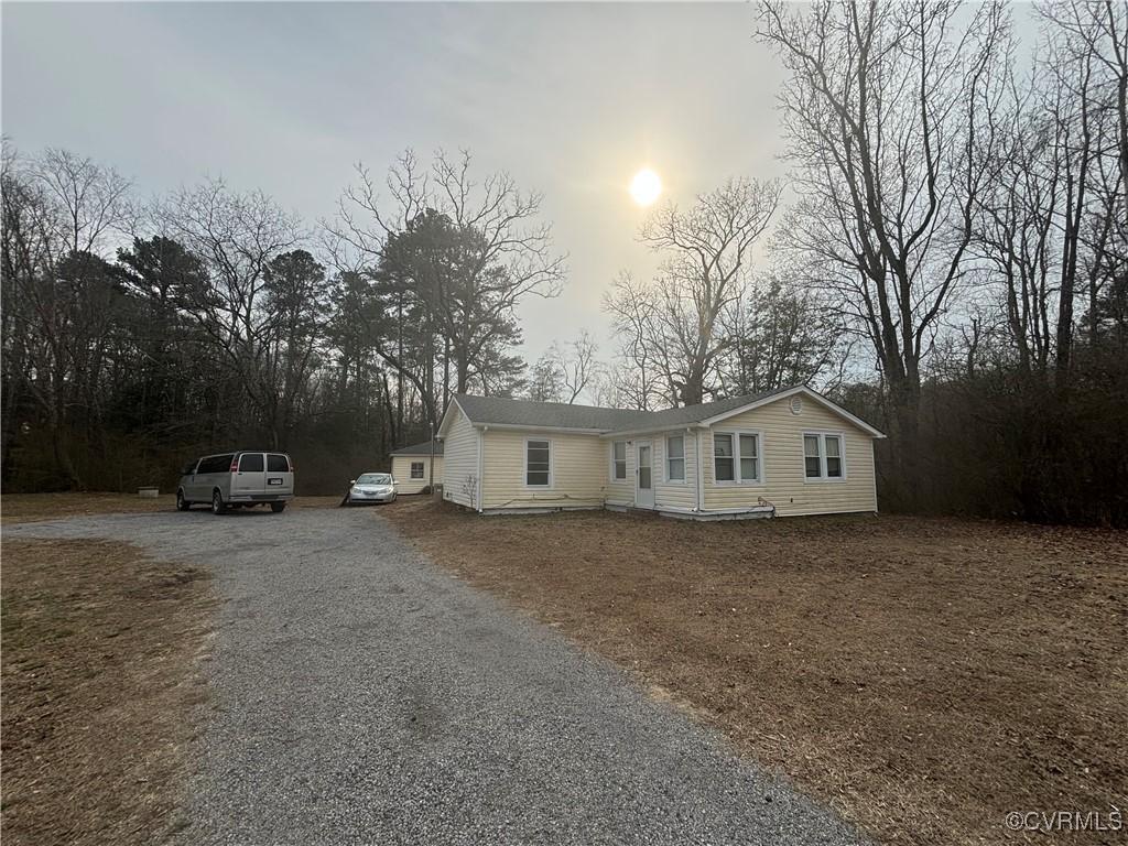 view of front facade with gravel driveway