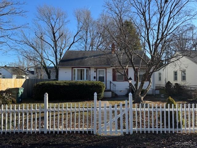 view of front of property featuring a fenced front yard