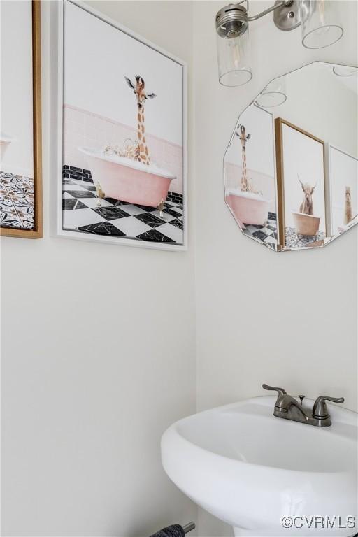 bathroom featuring a sink