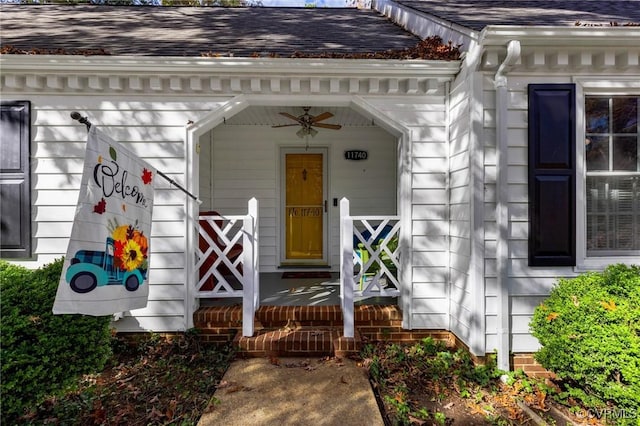 property entrance featuring a shingled roof and a ceiling fan