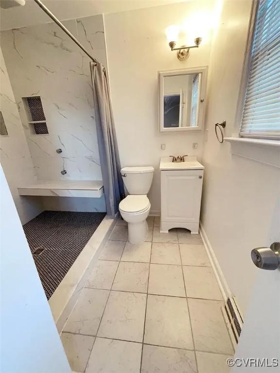 bathroom with toilet, vanity, visible vents, and a shower with shower curtain