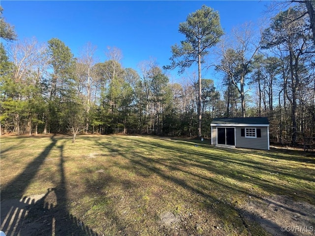 view of yard with an outbuilding