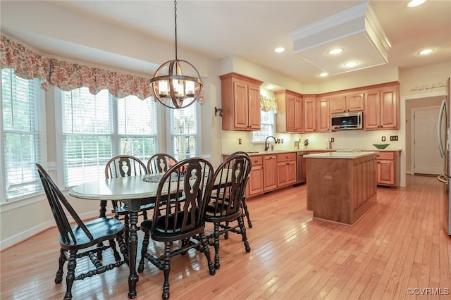 dining space featuring an inviting chandelier, recessed lighting, light wood-style flooring, and baseboards