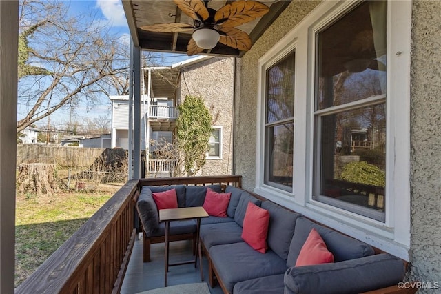 sunroom featuring a ceiling fan