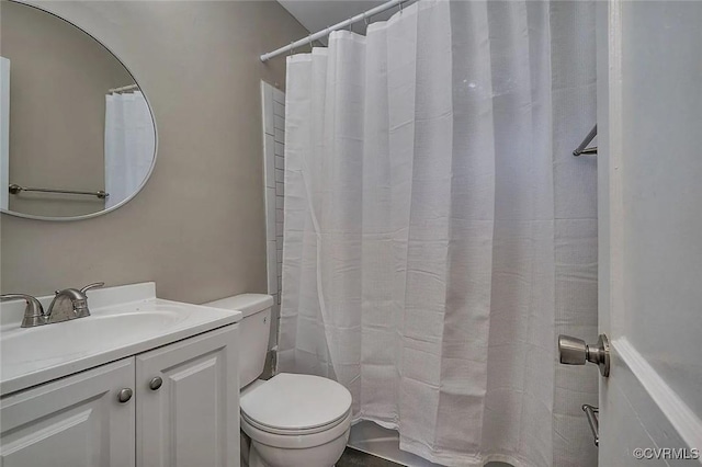 full bath featuring a shower with shower curtain, vanity, and toilet