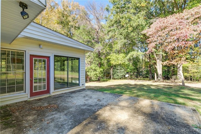 view of yard featuring a patio