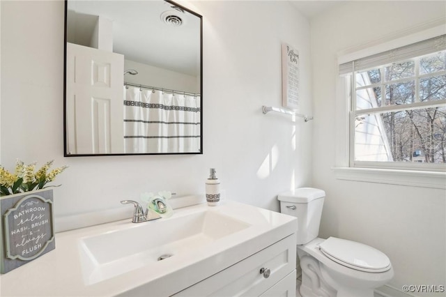 bathroom with a shower with curtain, visible vents, vanity, and toilet