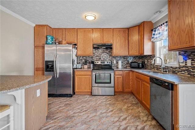 kitchen featuring a sink, under cabinet range hood, stainless steel appliances, crown molding, and decorative backsplash