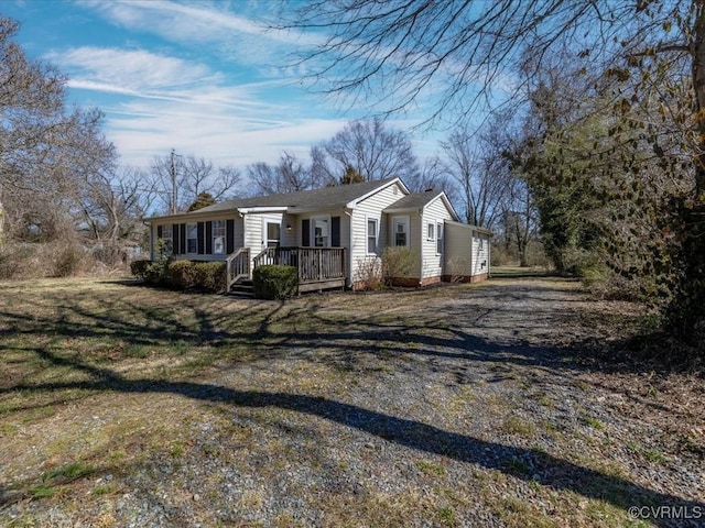 view of front of home with driveway and a front yard