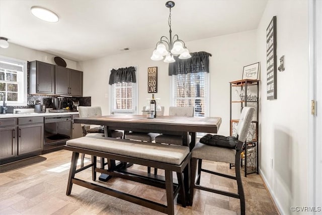 dining area featuring visible vents, baseboards, and an inviting chandelier