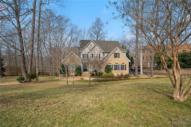 traditional-style house with a front yard