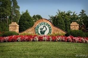 community sign with a lawn