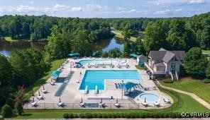 bird's eye view with a wooded view