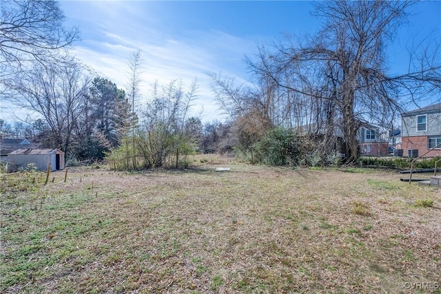 view of yard featuring an outdoor structure