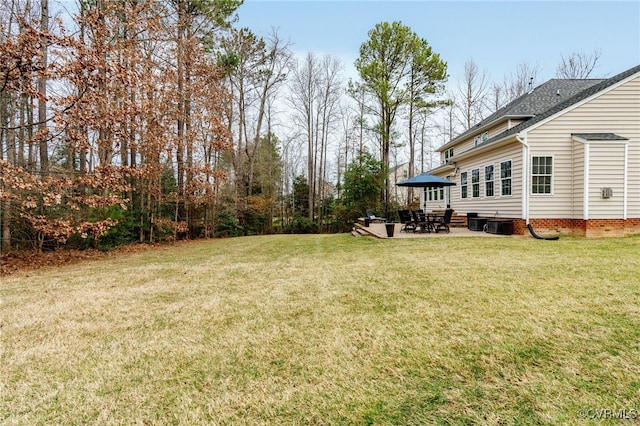 view of yard featuring a patio