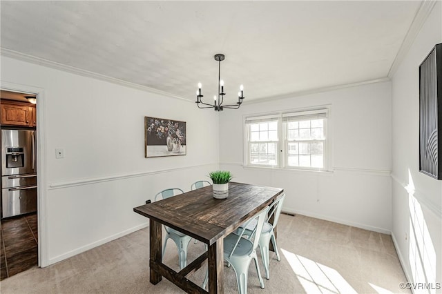 dining space featuring crown molding, light carpet, a notable chandelier, and baseboards